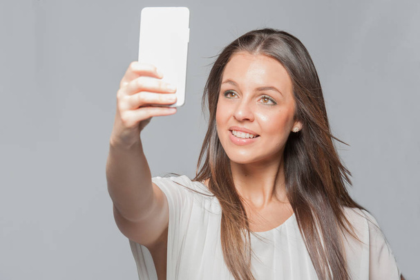 Ritratto di giovane donna d'affari sorridente con un telefono in mano
 - Foto, immagini
