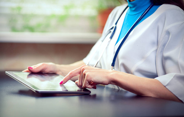 Médico trabajando en una tableta digital con espacio de copia
 - Foto, imagen
