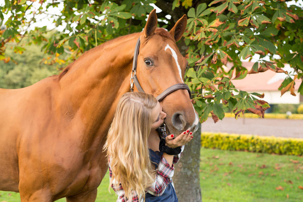 junge schöne Frau mit Pferd - Foto, Bild