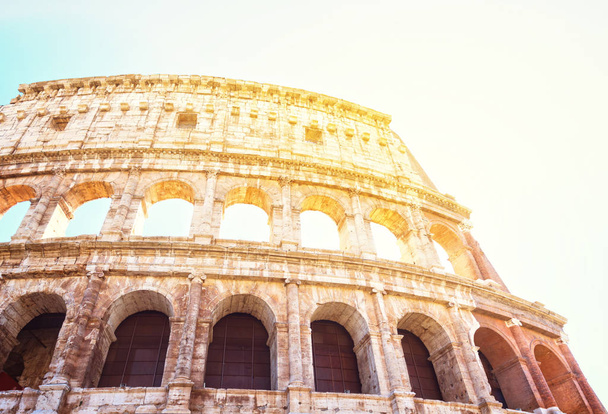 Colosseum auringonlaskun aikaan Roomassa, Italiassa - Valokuva, kuva