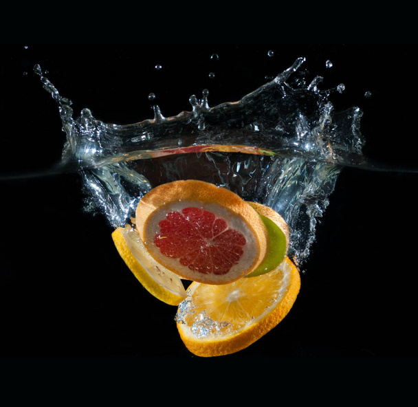 Tropical fruits fall underwater - Foto, afbeelding