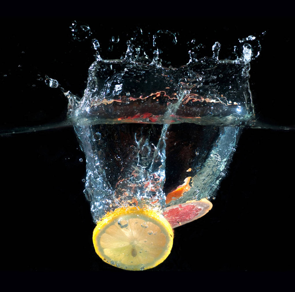 Las frutas tropicales caen bajo el agua
 - Foto, Imagen