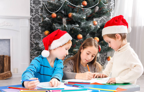Kinder schreiben Brief an den Weihnachtsmann, warten auf Weihnachten - Foto, Bild