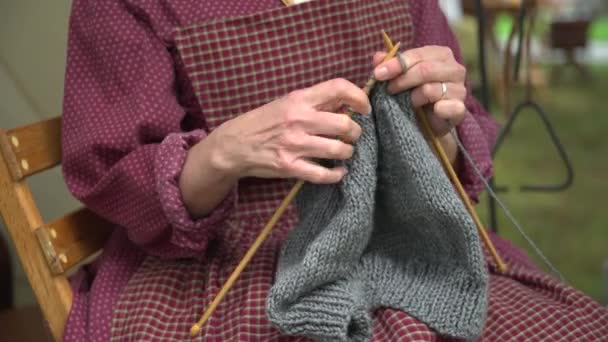 南北戦争のキャンプで編み物をする女 - 映像、動画