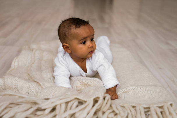 Αξιολάτρευτο μικρό αφρικανική αμερικανική αγόρι που ψάχνει το μωρό - μαύρο άνθρωποι - Φωτογραφία, εικόνα