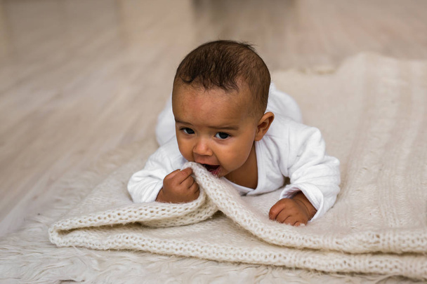 Αξιολάτρευτο μικρό αγόρι αφρικανικό αμερικανικό μωρό - μαύροι άνθρωποι - Φωτογραφία, εικόνα