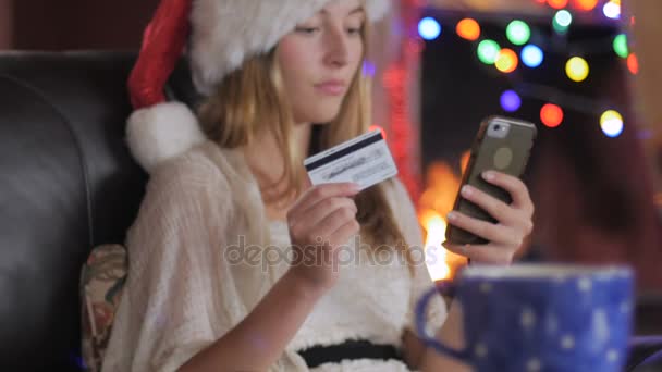 Šťastný zákazník dokončí její nákup online na telefonu - dolly zasouvací - Záběry, video