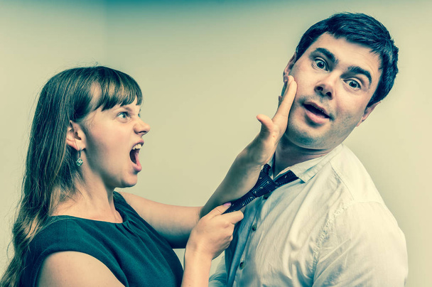 Mujer enojada dando una bofetada - concepto de violencia doméstica
 - Foto, imagen