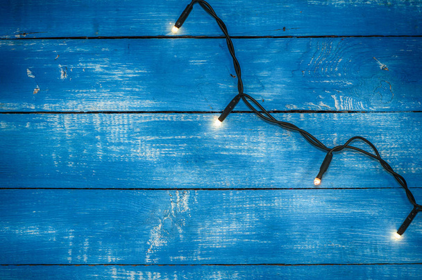 Guirlande électrique avec petites pattes sur un fond en bois bleu
 - Photo, image