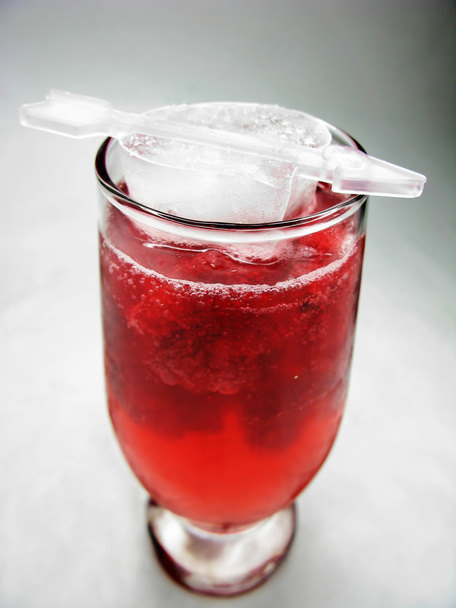 Bebida de coquetel com álcool com hortelã
 - Foto, Imagem