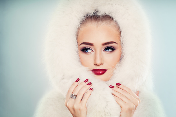 Зимняя красавица. Модный портрет милой зимней женщины с макияжем
 - Фото, изображение