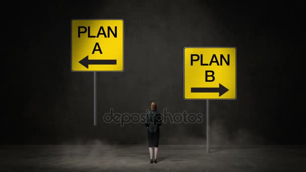 Femme d'affaires choisir "Plan A" flèche ou "Plan B" flèche. décidé des moyens. prend une décision
. - Séquence, vidéo