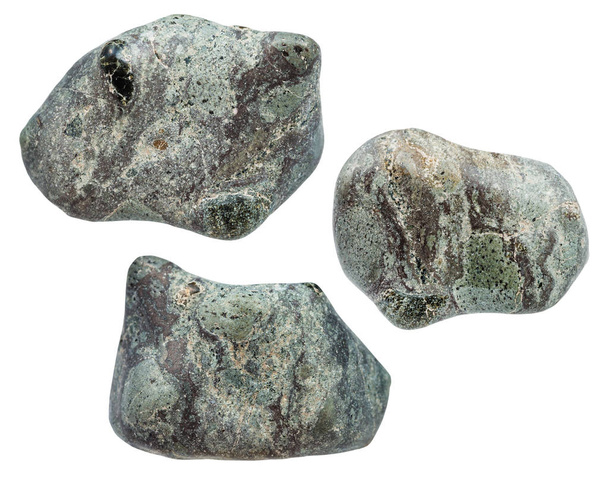 conjunto de vários minerais rochosos suevitos isolados
 - Foto, Imagem