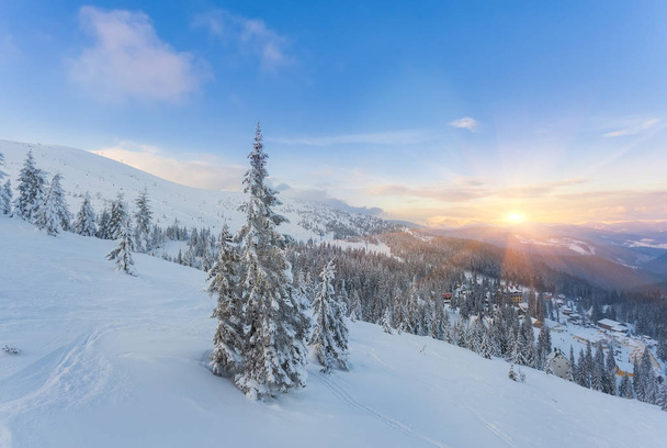 hermosa puesta de sol en las soleadas estribaciones de los Alpes afecta a la
  - Foto, imagen