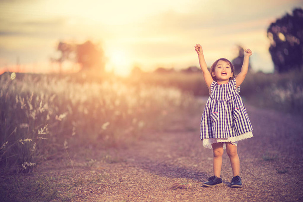 Joyeux mignon enfant dans un champ jouant avec des pointes naturelles en été
  - Photo, image