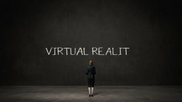 Kobieta interesu stojący czarne ściany, koncepcja pisma "Wirtualnej rzeczywistości" z cyfrowy ikona. - Materiał filmowy, wideo