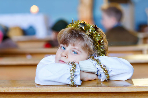 Kleiner Junge spielt Weihnachtsengel in der Kirche - Foto, Bild