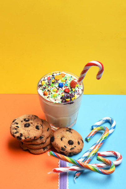 Milk shake with colorful candies and cookies - Фото, зображення
