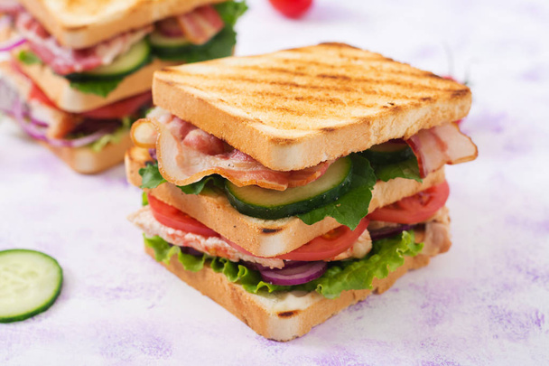 Club-Sandwiches mit Hühnerbrust - Foto, Bild