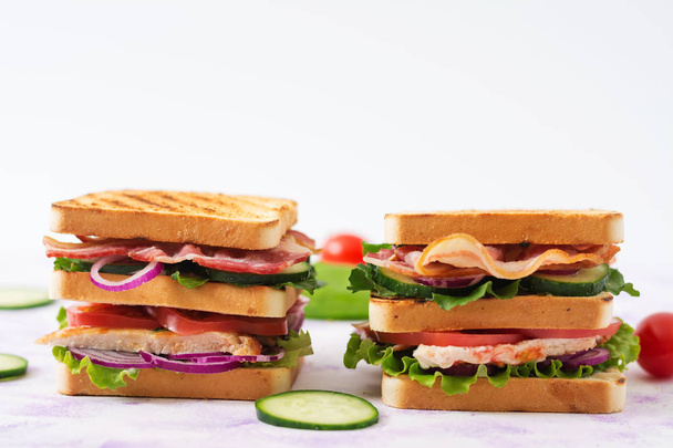 Sandwiches de club con pechuga de pollo
 - Foto, imagen