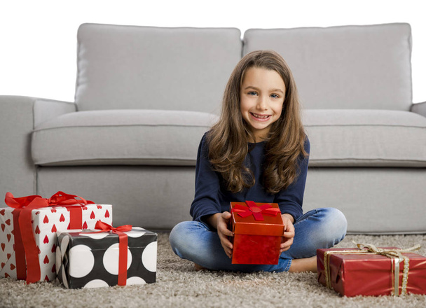 Little girl holding Christmas gift - Fotografie, Obrázek