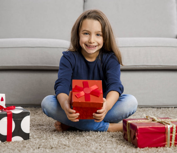 Little girl holding Christmas gift - Foto, Bild