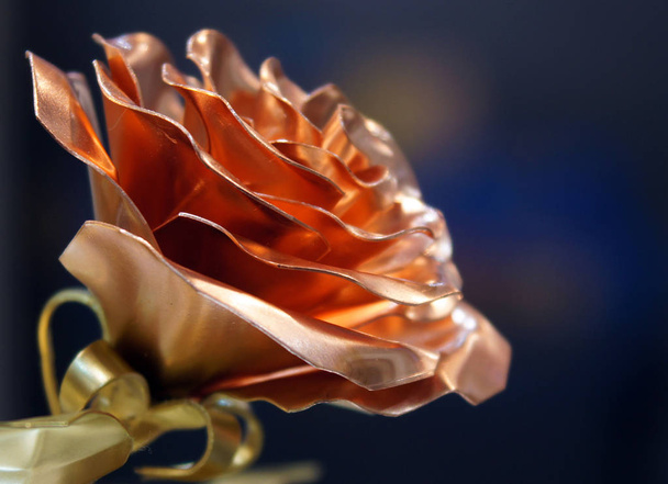 Rosa feita de cobre
 - Foto, Imagem