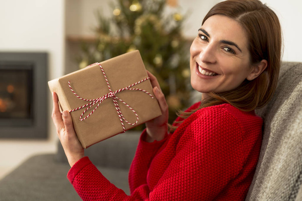 woman holding Christmas present - Foto, immagini