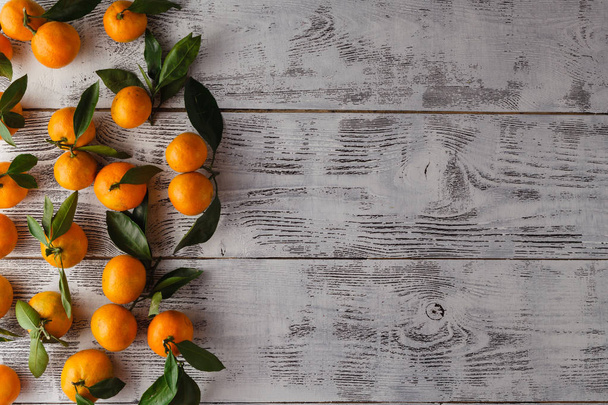 Ripe mandarins on a grey wooden table - Foto, imagen