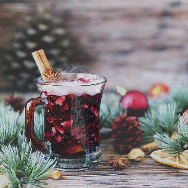 taza de vino caliente caliente con especias para Navidad
 - Foto, imagen