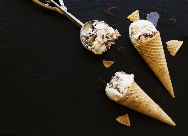 helado de chocolate en un conos de gofre de azúcar
 - Foto, imagen