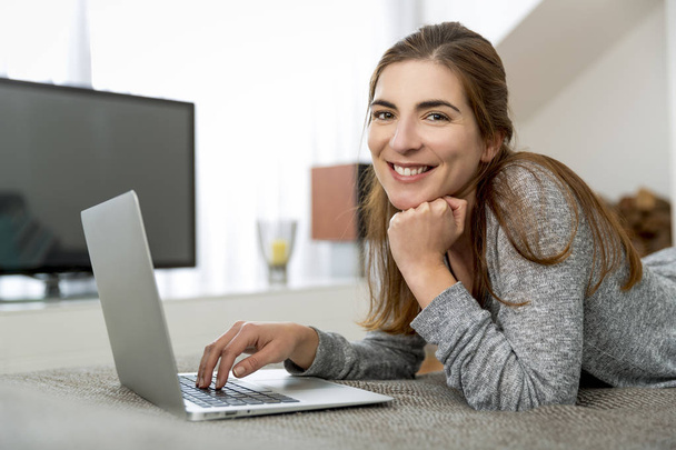 woman using laptop - 写真・画像