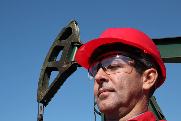 Petrochemie-Ingenieur im Ölfeld - Foto, Bild