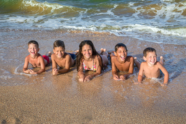Cinco crianças na praia
 - Foto, Imagem