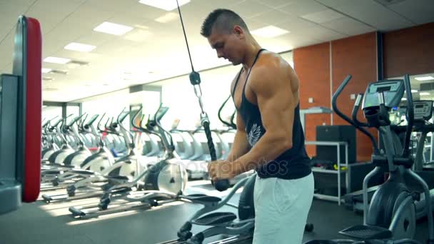 fisiculturista masculino trabalhando no ginásio câmera lenta
 - Filmagem, Vídeo