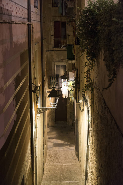 Жирона (Каталонія, Іспанія) за ніч - Фото, зображення
