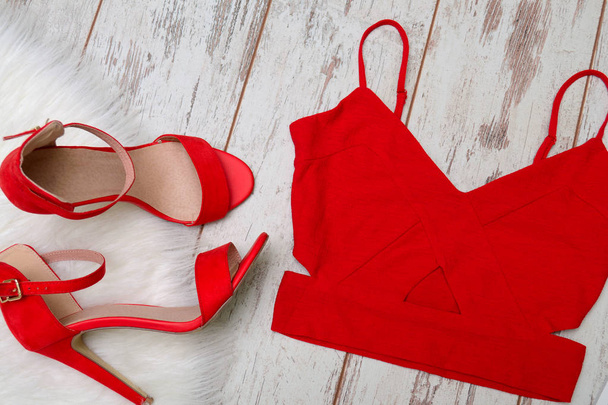 Модная концепция, женский гардероб. Красный топ и обувь на светлом фоне. Вид сверху
 - Фото, изображение