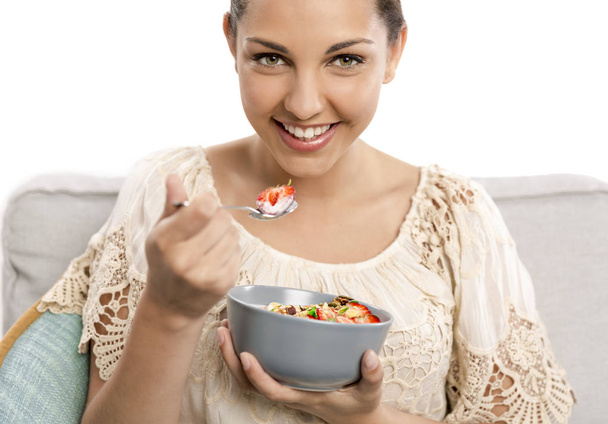 жінка вдома їсть полуничну миску
 - Фото, зображення