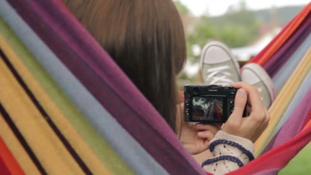 Κορίτσι στην αιώρα λαμβάνοντας μια selfie - εσωτερικη - Πλάνα, βίντεο