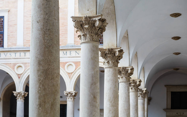 Italie, Marches, Urbino, le Palais ducal construit par Federico Da Montefeltro, la cour
 - Photo, image