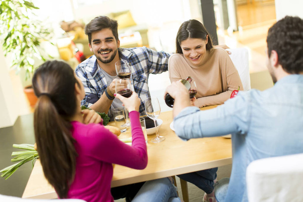 Gençler evde parti şarap - Fotoğraf, Görsel