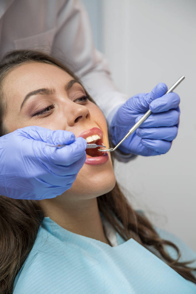 Patient ayant subi un examen dentaire
 - Photo, image