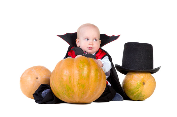 chlapeček v černém plášti halloween s kloboukem - Fotografie, Obrázek