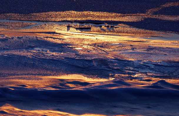 Textur der Eisoberfläche eines Flusses am ersten Tag des Frosts - Foto, Bild