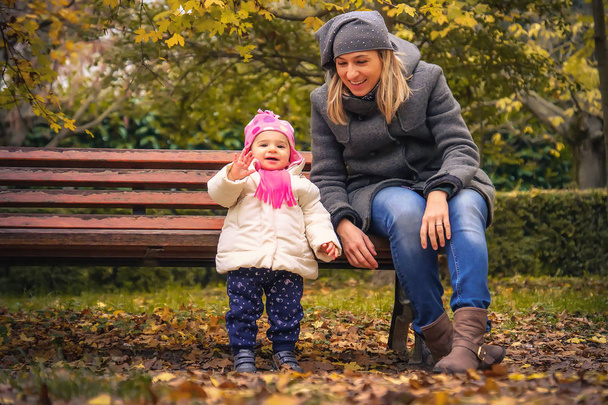 щаслива дитина каже привіт парк осінь мати
 - Фото, зображення