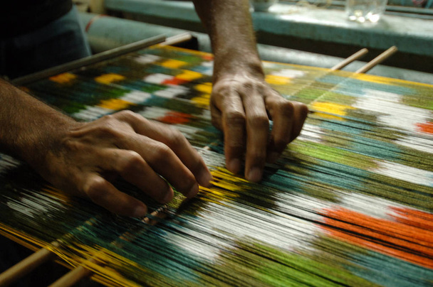 produzione e tessitura di tappeti e tessuti
 - Foto, immagini