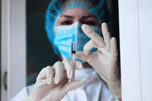 health worker dials the vaccine into a syringe - Fotoğraf, Görsel