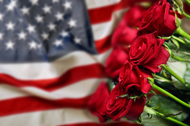 Roses on USA flag  - Foto, Imagem