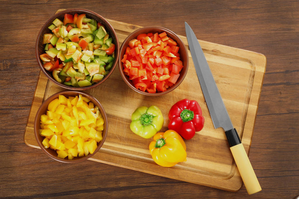 Bowls with fresh chopped pepper - Foto, Bild
