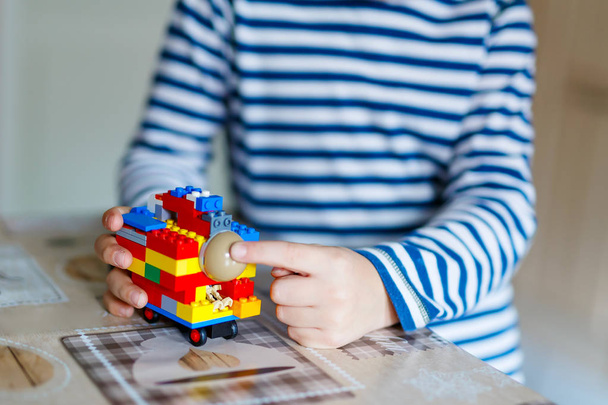 écolier garçon jouer avec beaucoup de petits blocs en plastique coloré
 - Photo, image